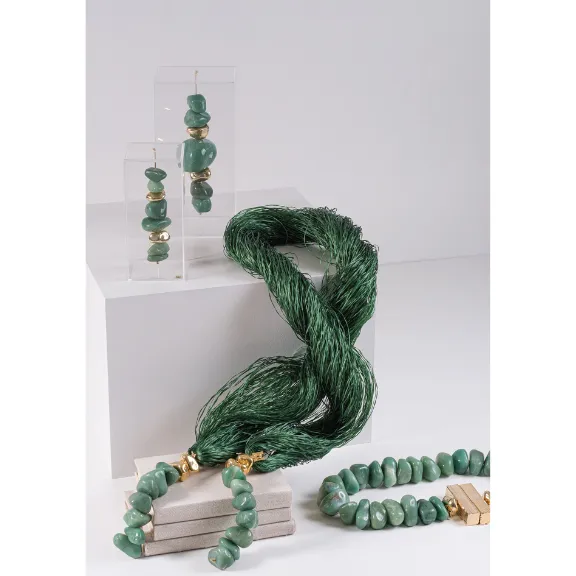 GREEN QUARTZ & SILK STRAW TABLE NECKLACE