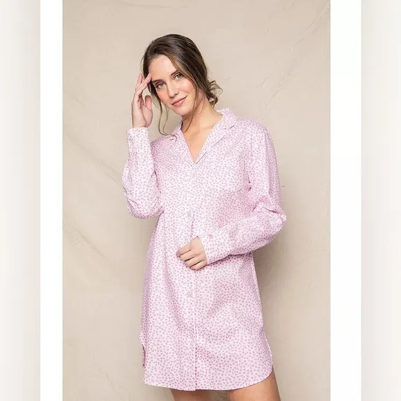 Petite Plume Women's Twill Nightshirt in Sweethearts White Pink Size Medium
